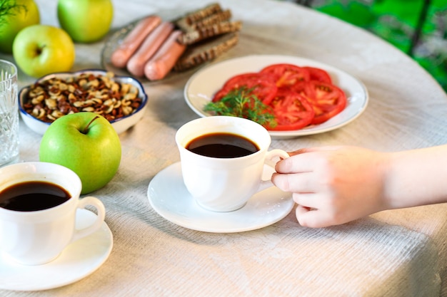 Café et petit-déjeuner sur la table en plein air