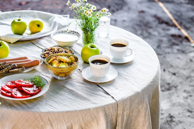 café et petit-déjeuner sur la table thé en plein air