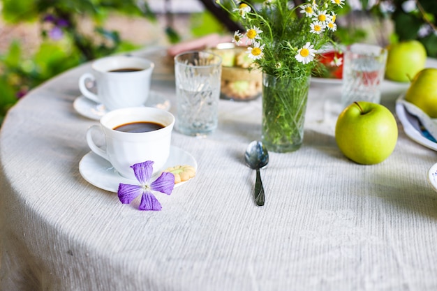 café et petit-déjeuner sur la table thé en plein air