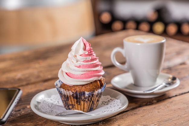 café, à, petit gâteau, près, a, téléphone portable