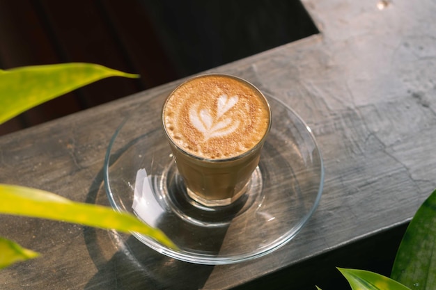 Café piccolo latte sur un bureau en bois