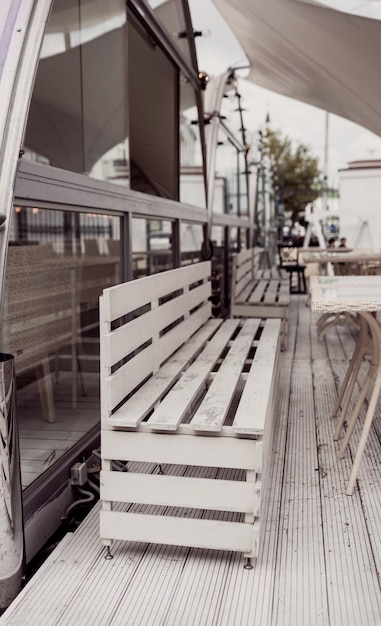 Café en plein air confortable avec des chaises écologiques en bois