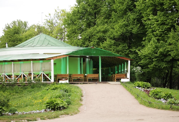 Café en plein air dans un jardin