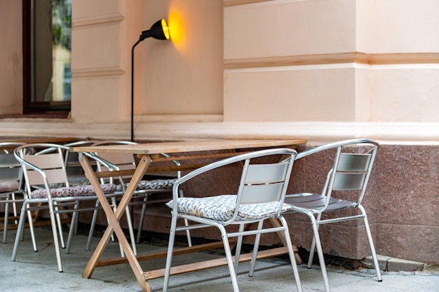 Café en plein air dans la vieille ville Chaises et table sur une terrasse vide au café