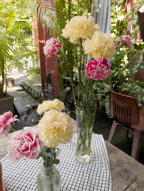 Café en plein air décoré simplement