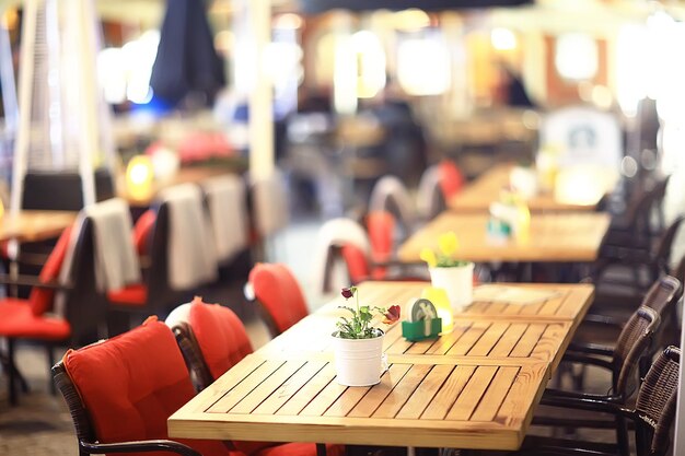 café en plein air / table et service dans un café en plein air à Paris, France, repas d'été en plein air