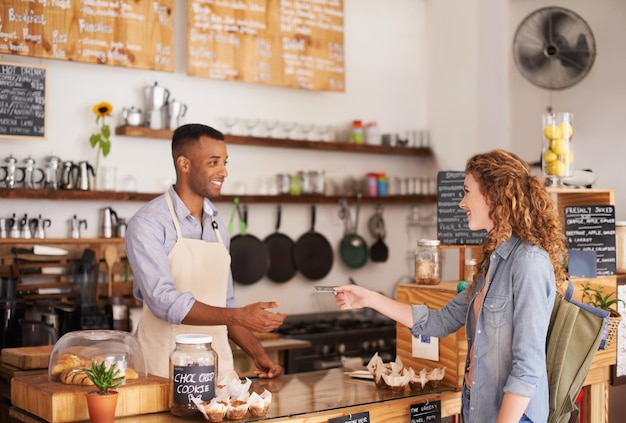 Le café le plus cool de la ville Photo de deux personnes dans un café