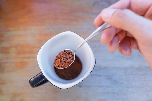 Café en poudre dans une cuillère