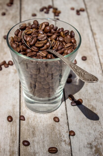 Café pour le petit déjeuner et devinettes. Mise au point sélective.