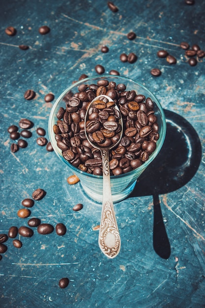 Café pour le petit déjeuner et devinettes. Mise au point sélective.