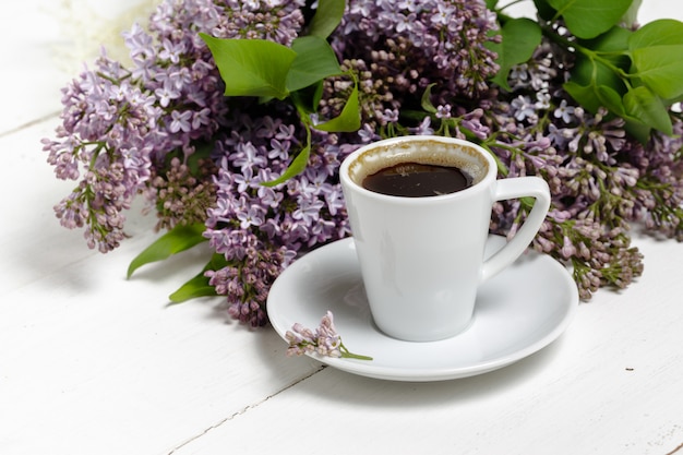 Café pour le petit déjeuner et fleurs lilas. Mise au point sélective