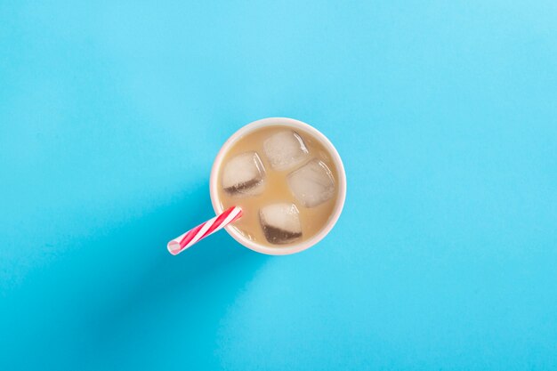 Café Rafraîchissant Avec Du Lait Et De La Glace Dans Un Verre Sur Fond Bleu. Concept D'été, Glace, Cocktail Rafraîchissant, Soif. Mise à Plat, Vue De Dessus