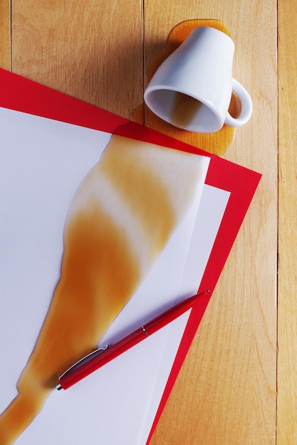 Café renversé sur des feuilles de papier