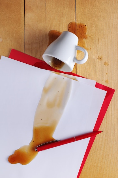 Café renversé sur des feuilles de papier