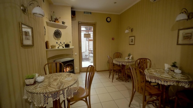 Café-restaurant confortable avec éclairage aux bougies. Café cafétéria intérieur sans personne pour grignoter et se reposer les visiteurs