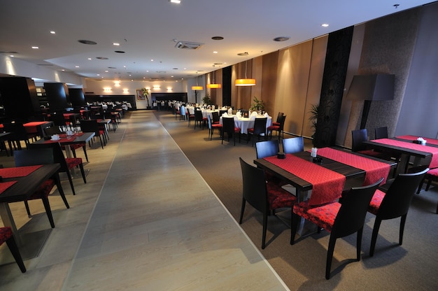 café-restaurant intérieur avec mobilier de luxe en bois