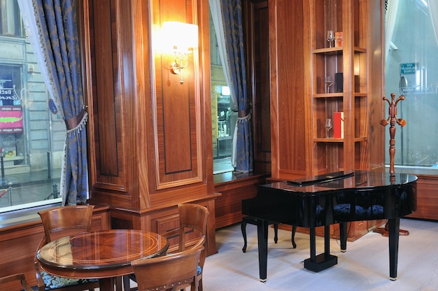 café-restaurant intérieur avec mobilier de luxe en bois