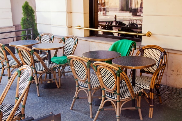 Café-restaurant de la ville de rue avec table et chaise