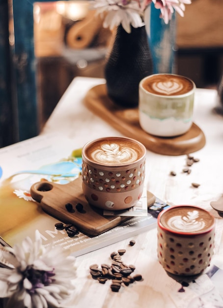 Café en retard sur la table