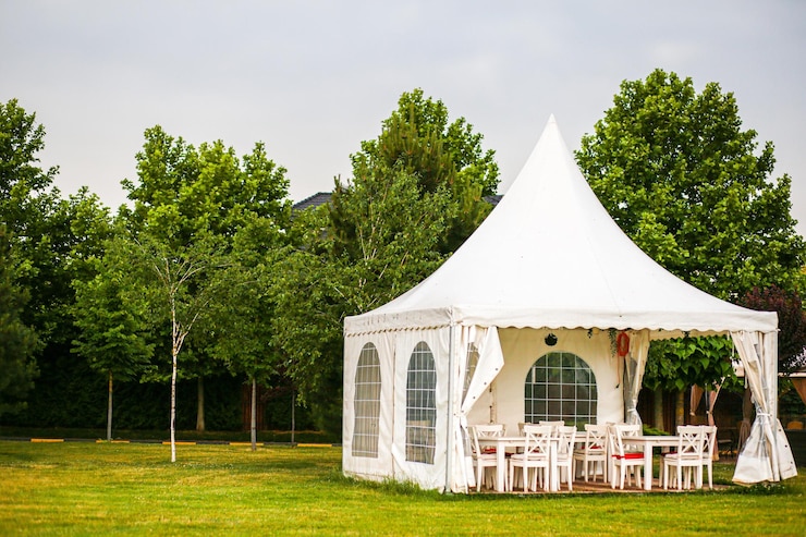 Photo café de rue dans une tente sur fond de verdure et de nature
