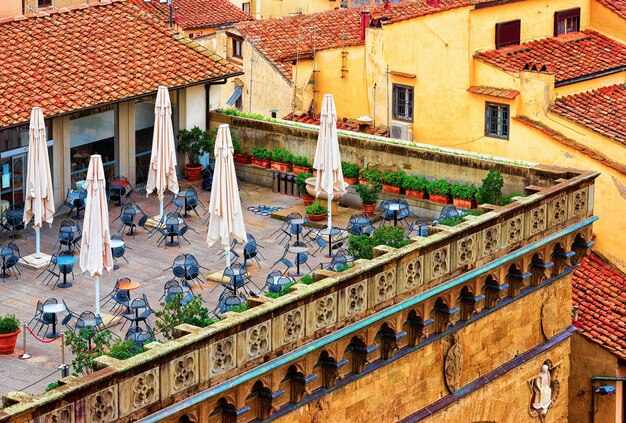 Café de rue dans le toit d'un buildong à Florence, Italie