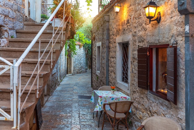 Café de rue européen, vieille ville de Budva, Monténégro.