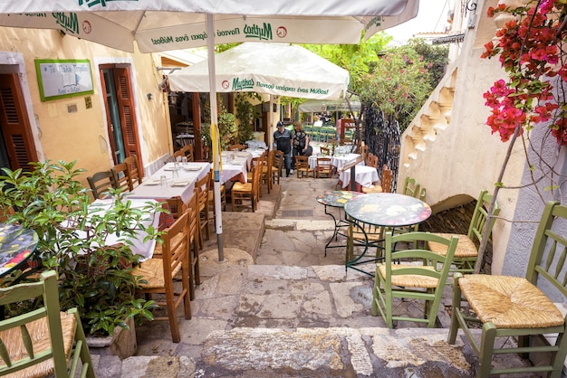 Café de la rue avec des fleurs et des plantes dans le quartier de Plaka Athènes Grèce