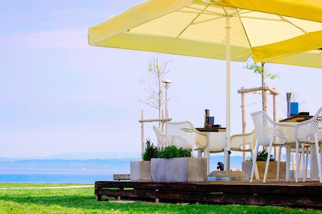 Café de rue à Izola près de la mer Adriatique en Slovénie