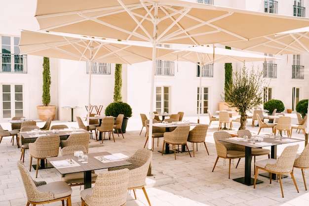 Café de la rue sous des parasols à Perast Monténégro