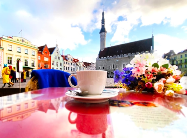 café de la rue verre de vin et tasse de café sur table dans la vieille ville de Tallinn