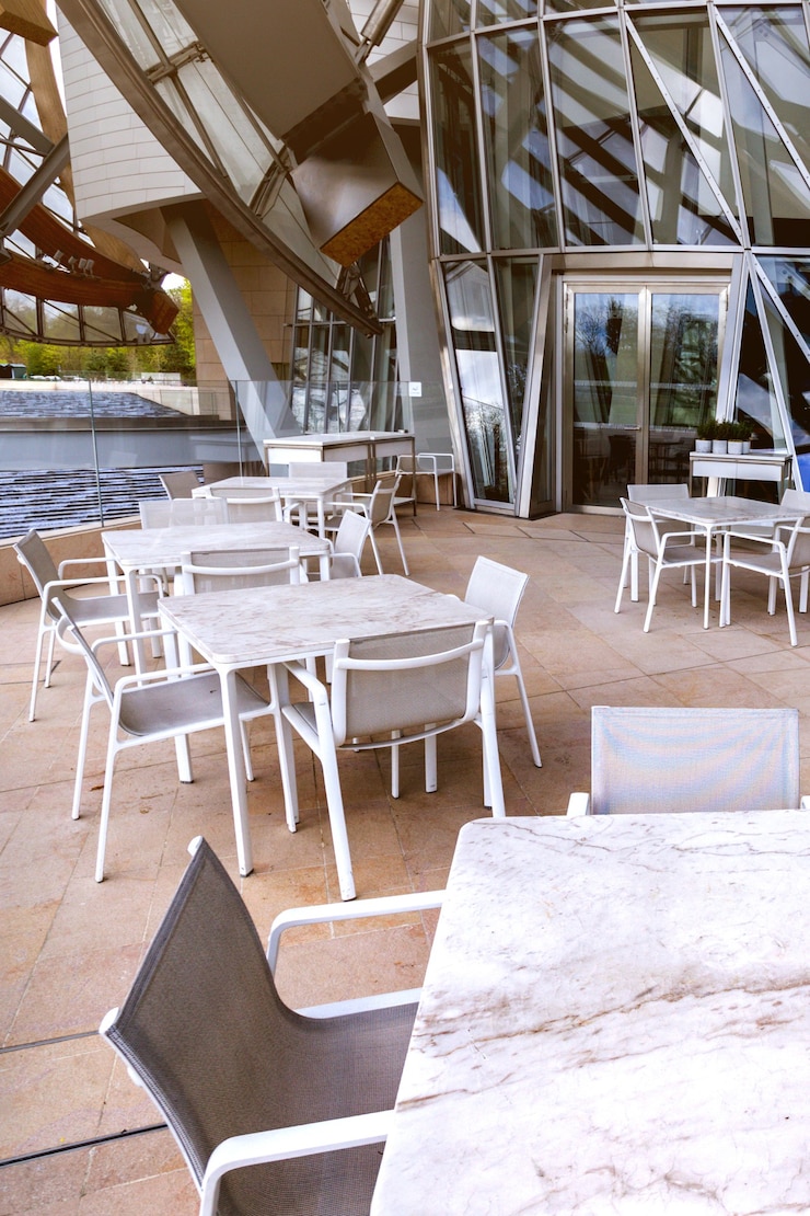Photo café de la rue vide dans le bois de boulogne