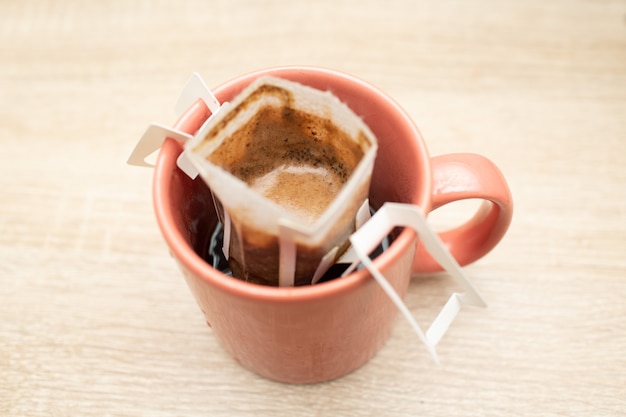 Le café s'égoutte dans une tasse alternative de préparation de café de spécialité dans des sacs filtre en papier