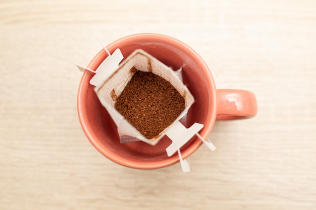 Le café s'égoutte dans une tasse alternative de préparation de café de spécialité dans des sacs filtre en papier