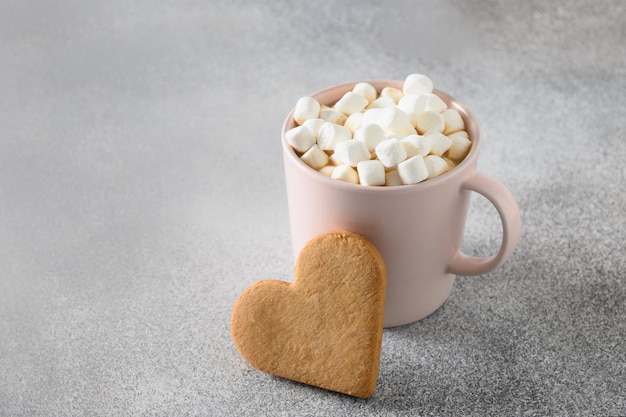 Café de la Saint-Valentin et biscuits en forme de coeur pour le petit-déjeuner.