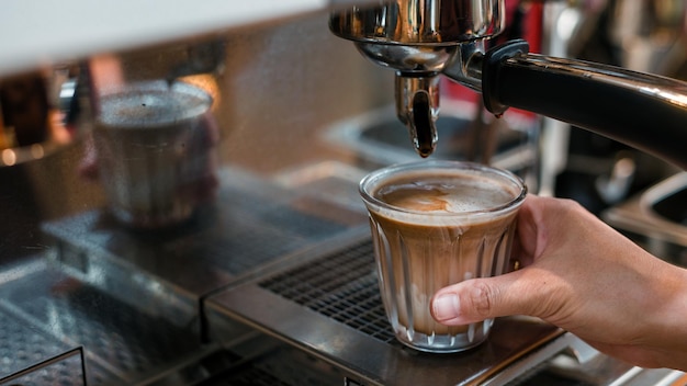 Café sale Un verre d'espresso mélangé avec du lait frais froid dans un café-restaurant et un restaurant