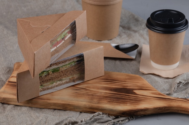 Photo café et sandwichs dans une boîte artisanale
