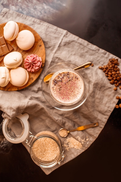 Café savoureux dans une tasse