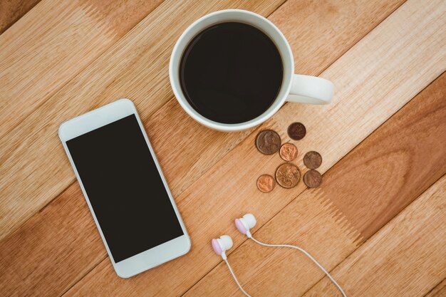 Café et smartphone blanc avec un casque blanc