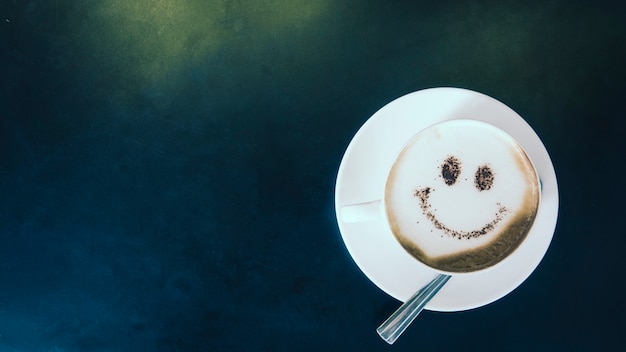 café avec sourire visage de barista sur fond noir