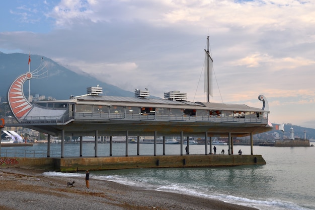 Café sous la forme d'un bateau égyptien stylisé sur le front de mer de Yaltathe, capitale de la Crimée