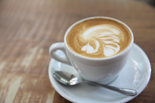 Café sur une surface en bois