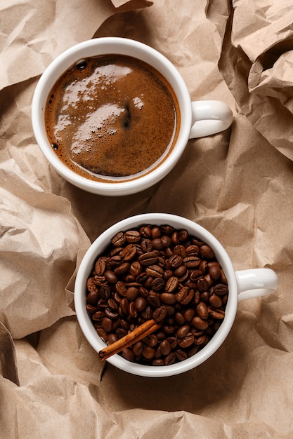 Café sur la surface du papier froissé