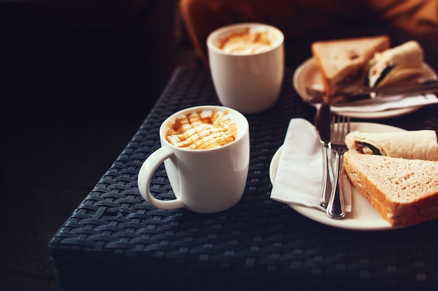 Café sur table au café avec des toasts Petit-déjeuner ou arrière-plan de pause-café avec espace de copie