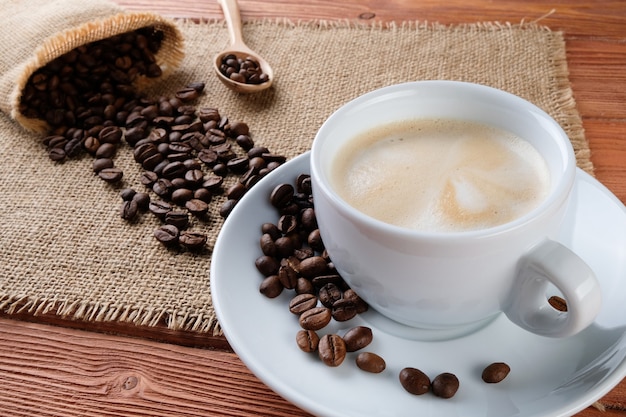 Café sur une table en bois Tasse avec cappuccino sur la table