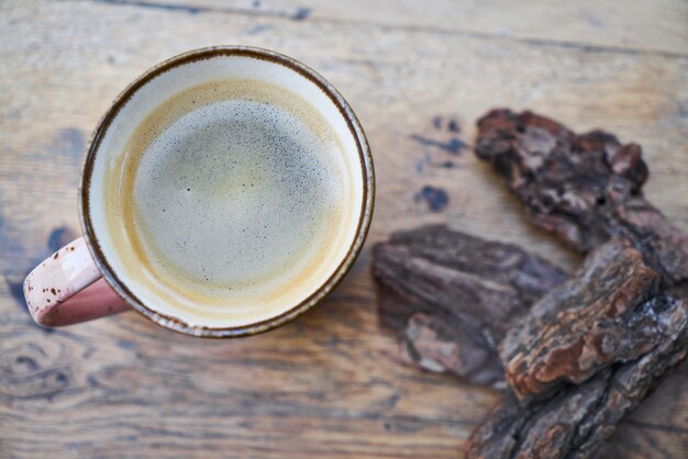 Café sur table en bois