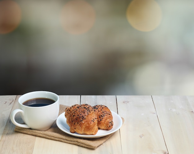 café sur la table en bois