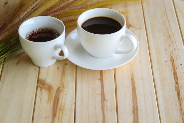 café sur la table en bois