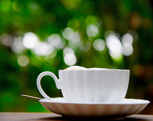 Café sur la table, image de fond naturelle.