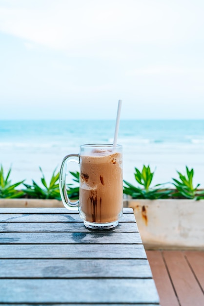 Café sur la table par la mer