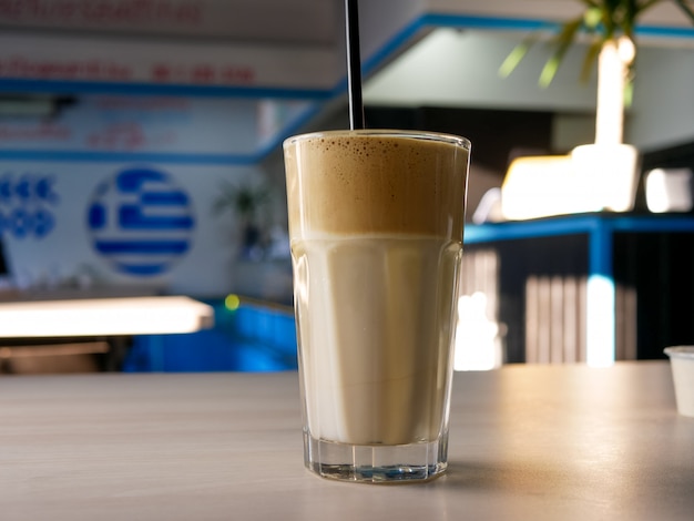 Café sur une table de restaurant